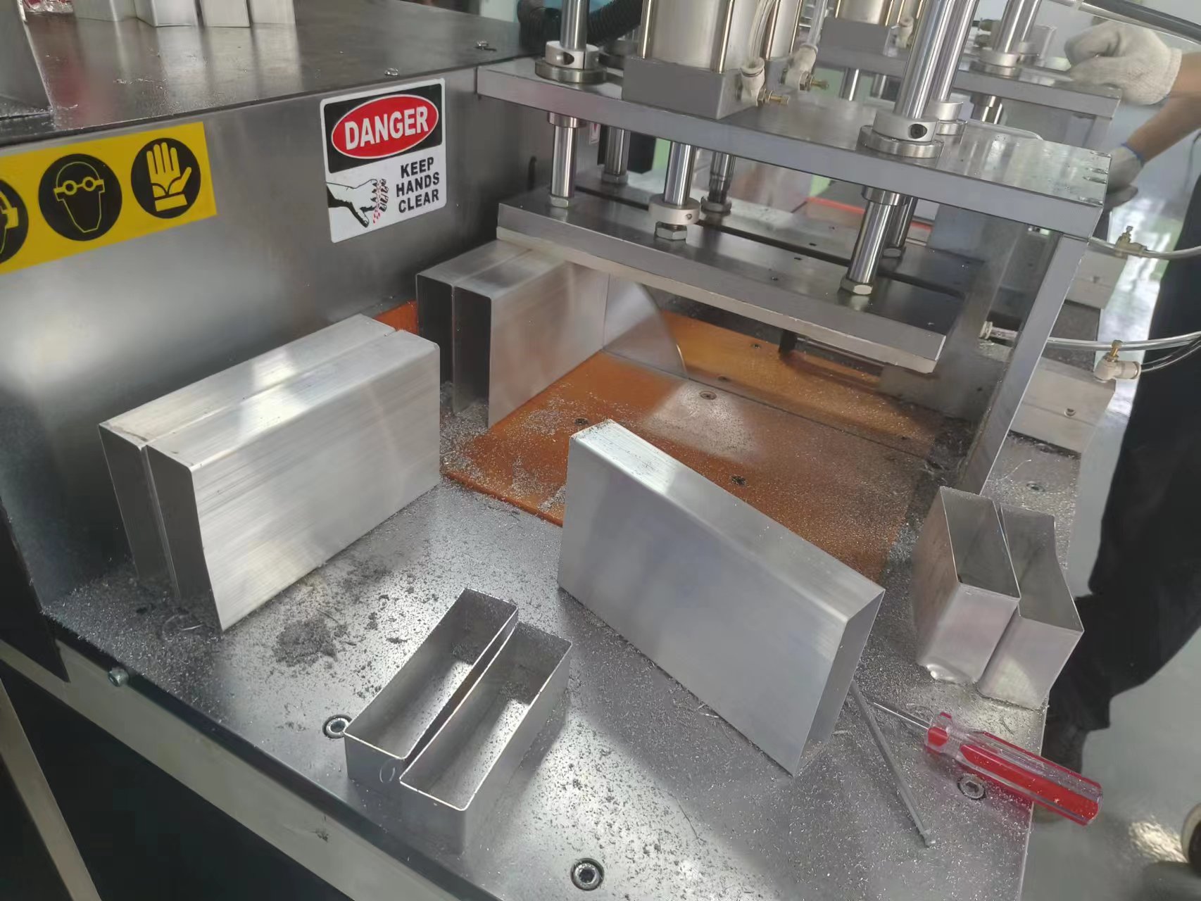 數(shù)控切鋁機(jī) 數(shù)控切鋁機(jī)