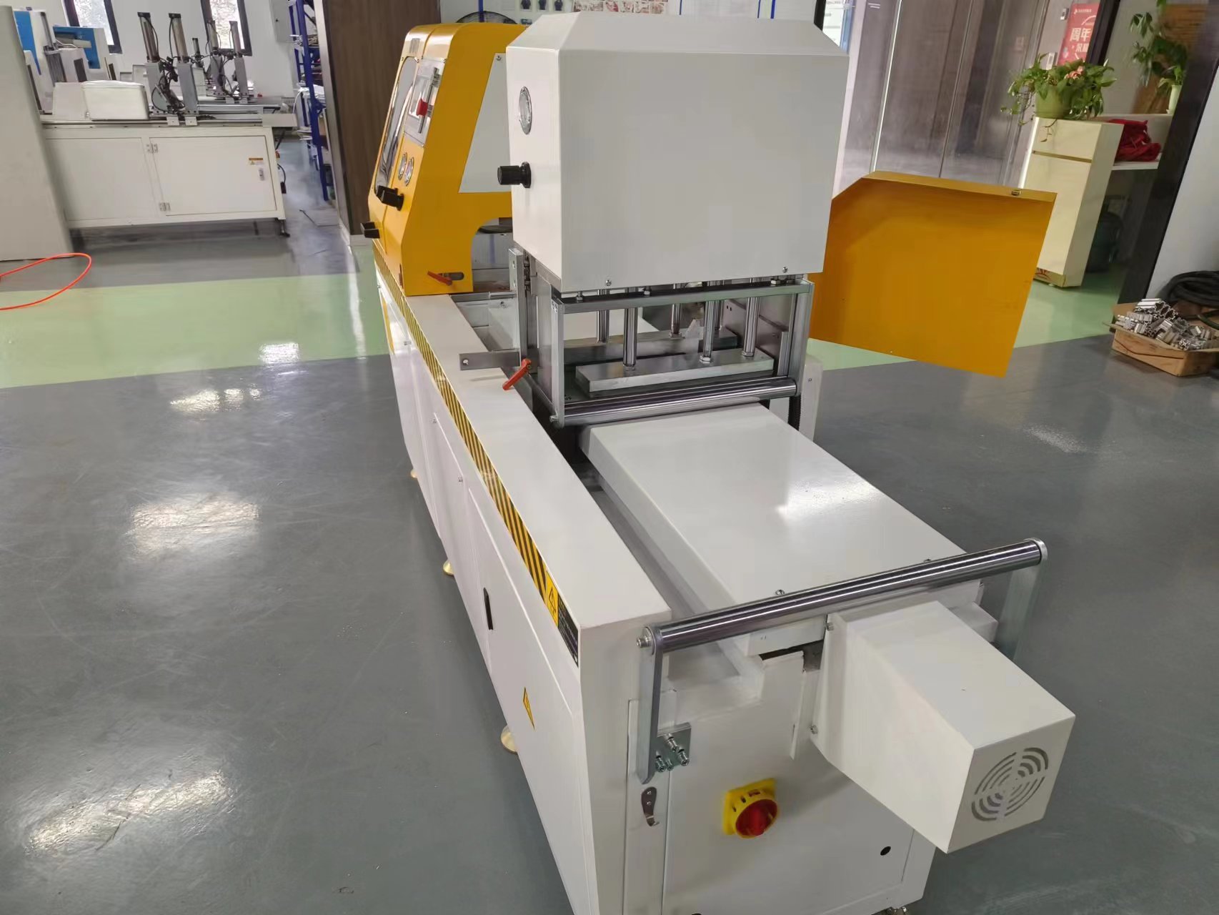 全自動(dòng)切鋁機(jī)